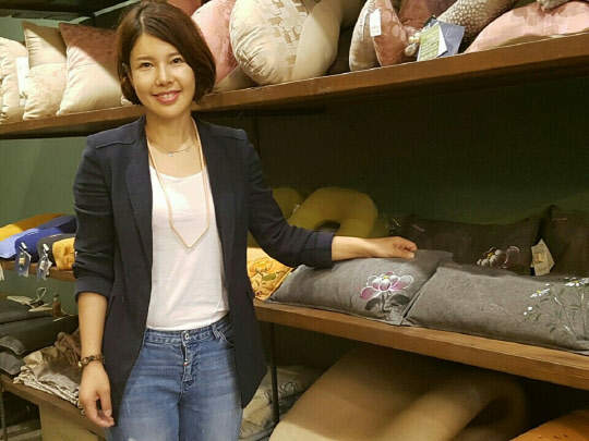 천연염색 생활용품 '수풀리아'를 개발한 에코숨 석주윤 대표가 제품의 특징을 설명하고 있다. 에코숨은 지난달 중국 이우시 상설전시관 입점에 이어 오는 14일 구미시 송정동에 직영매장을 열 예정이다. 산단공 대경권기업성장지원센터 제공